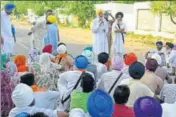  ?? HT PHOTO ?? Rajya Sabha member Balwinder Singh Bhunder addressing protesters during a blockade in Bathinda.