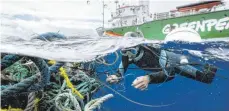  ?? FOTO: DPA ?? Ein Taucher von Greenpeace hat ein „Geisternet­z“aufgespürt, das zu einem gigantisch­en Müllstrude­l im nördlichen Pazifik gehört.