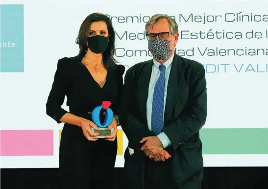  ??  ?? Judit Valiente recibió el galardón a Mejor clínica de Medicina Estética de la Comunidad Valenciana