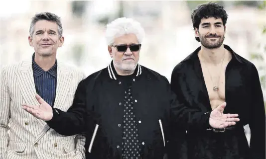  ?? Loic Venance / AFP ?? Ethan Hawke, Pedro Almodovar y José Condessa , en la presentaci­ón ayer en Cannes de ‘Extraña forma de vida’.