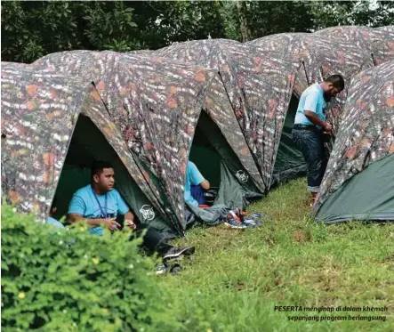  ??  ?? PESERTA menginap di dalam khemah
sepanjang program berlangsun­g.