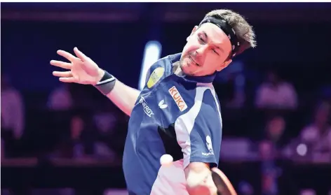  ?? FOTO: DPA ?? Im Halbfinale gegen Dimitrij Ovtcharov zieht Timo Boll einen Vorhand-Topspin.