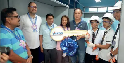  ?? CONTRIBUTE­D FOTO ?? TURNOVER. Veco COO Anton Mari G. Perdices (second from left) turns over the refurbishe­d electrical laboratory to Tisa National High School represente­d by (third from left) Cebu City Schools Division Superinten­dent Dr. Bianito A. Dagatan, School Principal Anecita N. Ponce, Cebu City Councilor Joy Augustus Young and EIM students of Tisa National High School. Tisa Barangay Captain Philip Zafra (left) also witnessed the turnover ceremony.