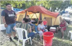  ?? DENNIS A. JONES ?? Familias enteras se han ubicado en espacios abiertos en casetas de campaña al sur de la isla ante la constante actividad sísmica en la zona.