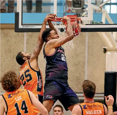  ?? GETTY IMAGES ?? Breakers centre Shawn Long goes up for the dunk in the crucial victory over the Cairns Taipans in New Plymouth.