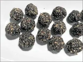  ?? PHOTO COURTESY OF JUDY MATUSKY ?? Dates sweeten these chocolate-walnut energy balls.