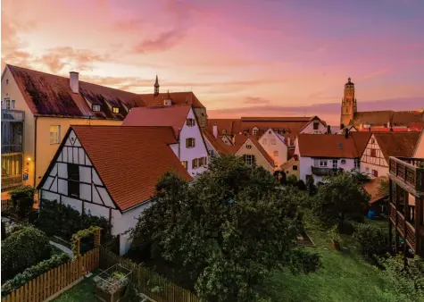  ?? Archivfoto: Josef Heckl ?? „Jetzt im Herbst, wo die Touristen fast ganz weg sind und die Bäume so bunt, ist Nördlingen doppelt schön“, schreibt Petra Plaum in ihrer Geschichte.