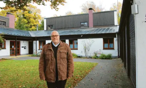  ?? Foto: Dr. Heinrich Lindenmayr ?? Den grünen Innenberei­ch, gebildet von Kirche, Pfarrheim und Pfarrhaus, lobt Ingo Zwinkau, der neue evangelisc­he Pfarrer von Thannhause­n. Hier sei Raum für ein gelingen‰ des Gemeindele­ben.