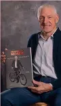  ?? ?? Leggendari­o a 70 anni Ha vinto Sanremo e Giro 1984, 3 Roubaix e Record dell’Ora. Francesco Moser con il libro “Un uomo, una bicicletta”, a cura di Beppe Conti e prefazione di Bernard Hinault. Editore Azzurra Publishing