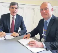  ??  ?? Chris Jackson, a regional director from Northern Railway, meets Macclesfie­ld MP David Rutley