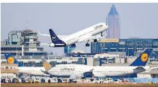  ?? FOTO: DEDERT/DPA ?? Um an die staatliche­n Hilfen zu gelangen, muss die Lufthansa unter anderem an ihrem Drehkreuz in Frankfurt Start- und Landerecht­e abgeben.