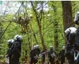  ??  ?? Polizisten kamen nun in den Wald, um die Umweltschü­tzer aus den Bäumen zu vertreiben. Dagegen gab es auch Protes te.