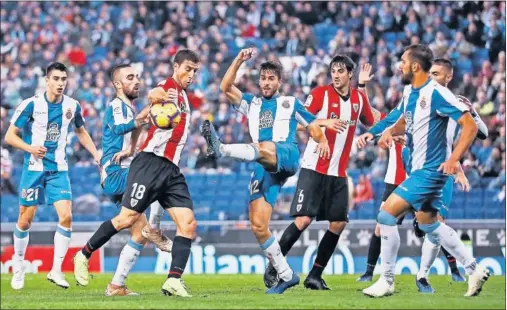  ??  ?? DISPUTA. De Marcos pugna por el balón con Dídac y Darder en un lance del encuentro de anoche.