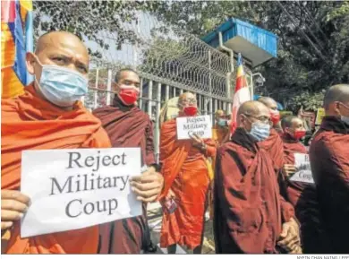  ?? NYEIN CHAN NAING / EFE ?? Un grupo de monjes protestan contra el golpe militar ante la sede de la ONU, ayer en Rangún.