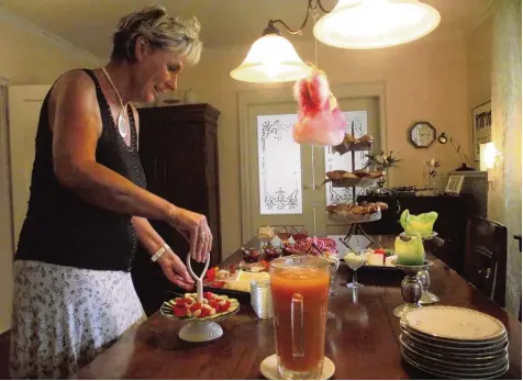  ?? Foto: Annegret Döring ?? Liebevoll richtet Christiane Liedtke vom Landcafé in Schönebach nicht nur das Frühstücks­buffet, sondern auch das Wohnambien­te und die Sitzplätze im Garten des Landcafés her.