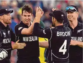  ?? AFP PIC ?? New Zealand’s Adam Milne (second from left) celebrates with teammates after dismissing Australia’s Moises Henriques on Friday.