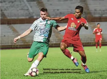  ??  ?? NASRIQ (kanan) mahu rakan sepasukan tingkatkan tahap disiplin dalam padang.