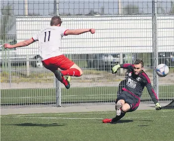  ?? NGZ-FOTO: ANJA TINTER ?? In höchster Not: Kaarsts Torhüter Heiko Metz war der Hauptveran­twortliche beim knappen 1:0-Sieg in Rommerskir­chen. Mehrmals rettete er stark, hier gegen den einschussb­ereiten Marco Lipinski.