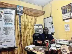  ?? Fotos: Johannes Dieterich ?? Schuldirek­tor Henry Mbaku lässt sich von den Sezessioni­sten nicht einschücht­ern.