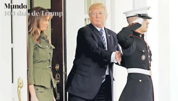  ?? FOTO: REUTERS ?? ►► El Presidente Donald Trump le da una palmada a un marine en la espalda, ayer en la Casa Blanca.
BREVE