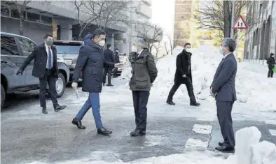  ?? FERNANDO CALVO / MONCLOA ?? El presidente Pedro Sánchez saluda al ministro Fernando Grande-Marlaska, ayer, en Madrid.