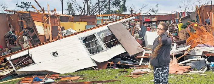  ??  ?? Eine Frau steht in Panama City vor den Trümmern eines Wohnwagens, der durch Hurrikan „Michael“zerstört worden war.