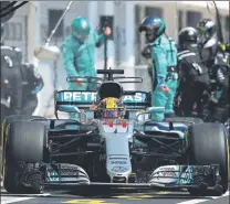  ??  ?? Fernando Alonso y Carlos Sainz protagoniz­aron una intensa lucha durante gran parte de la carrera que venció el asturiano