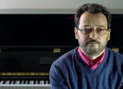  ??  ?? Albanese di Lecce Admir Shkurtaj, compositor­e albanese, dagli anni Novanta vive a Lecce dove è attivo protagonis­ta della scena musicale