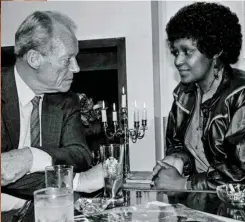  ??  ?? Foto tomada el 15 de abril de 1986 durante la reunión entre Winnie y el canciller alemán Willy Brandt en Johannesbu­rgo.