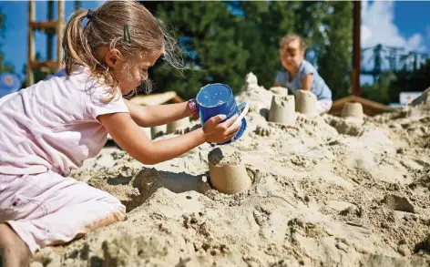  ?? FOTO: LARS HEIDRICH ?? Carla und ihre Zwillingss­chwester Lotta nehmen am Sandburgen-Wettbewerb teil.