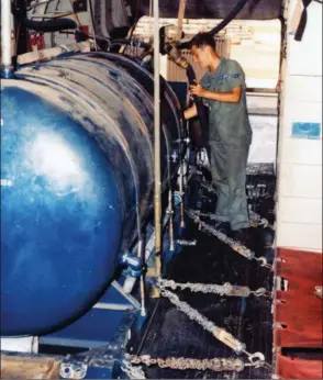  ??  ?? Rare photo du système d’épandage des défoliants A/A 45Y-1 à poste à bord d’un C-123.