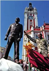  ?? Images / Gallo ?? Former President Nelson Mandela at the unveiling of Steve Biko’s statue outside the East London City Hall. The statue was desecrated and stolen last week.