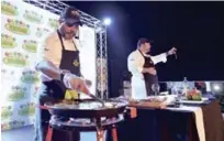  ??  ?? Cocineros. Los expertos Rafael Hernández y Franklin Núñez compartier­on algunos trucos.