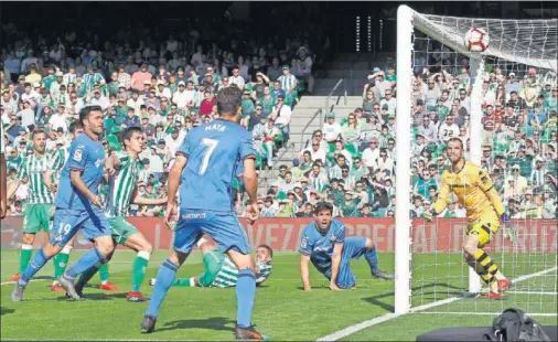  ??  ?? EL GOL DE CABRERA. El uruguayo, Pau, Mata, Molina y los defensa del Betis miran como entra el balón en el 0-1 del Getafe.