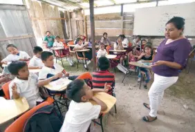  ??  ?? La maestra Magdalena Maldonado, directora del plantel, quien se encarga de dos grupos, explica que la migración se da porque los padres no tienen oportunida­des de trabajo en sus pueblos.