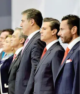 ??  ?? LOS PINOS. El Presidente encabezó ayer la ceremonia del cambio de estafeta en la presidenci­a del Consejo de la Comunicaci­ón.