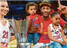  ?? Foto: Lluis Gene, afp ?? Der lange Weg hat in Ulm begonnen: Will Clyburn mit seiner Familie, dem Euroleague-Pokal und der Auszeichnu­ng als wertvollst­er Spieler.