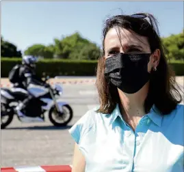  ?? (Photo Valérie Le Parc) ?? La déléguée interminis­térielle à la sécurité routière, Marie Gautier Melleray, était samedi dans le Var. Elle s’est rendue au mythique circuit du Castellet, où avaient lieu des ateliers pratiques pour les motards.