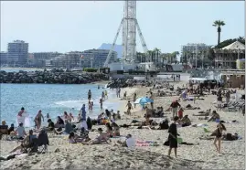  ?? (Photo A. B. J.) ?? Hier, les plages de Saint-Raphaël avaient déjà des allures d’été. Aujourd’hui et demain, les températur­es devraient encore monter.