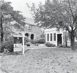  ?? CHRISTOPHE­R DINSMORE/BALTIMORE SUN ?? This rowhouse in Rodgers Forge sold quickly.