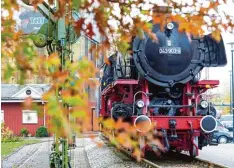 ?? Foto: Assanimogh­addam,dpa ?? Sie war die letzte reguläre DB Dampflok und zog schwere Güterzüge: „Jumbo“043 903 zeugt heute als Denkmal in Emden von ihrer letzten Fahrt.