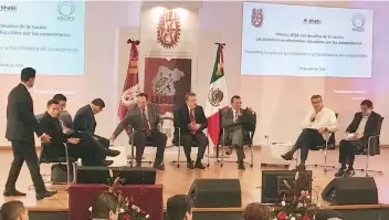  ??  ?? En el foro regional, especialis­tas destacaron que en este sexenio no se logró destinar 1% del PIB a ciencia y tecnología.