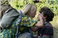  ??  ?? Mutter Evelyn bringt ihren Sohn Marcus zum Schweigen – Stillsein ist auch in „A Quiet Place 2“die Devise