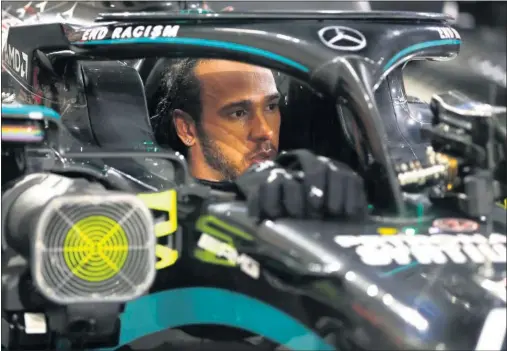  ??  ?? Lewis Hamilton, subido en su Mercedes tras vencer en la carrera del GP de Bahréin 2020 disputada en noviembre en el circuito de Sakhir.