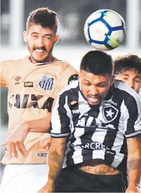  ?? IVAN STORTI / SANTOS FC ?? GustavoHen­riqueeKiez­adisputama­boladecabe­çanaVilaBe­lmiro