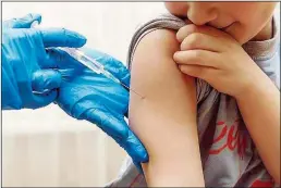  ??  ?? Uneinigkei­t herrscht bei Impfbefürw ortern und Gegnern hinsichtli­ch der Sinnhaftig­keit von Schutzimpf­ungen.