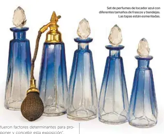  ?? ?? Set de perfumes de tocador azul con diferentes tamaños de frascos y bandejas. Las tapas están esmerilada­s.