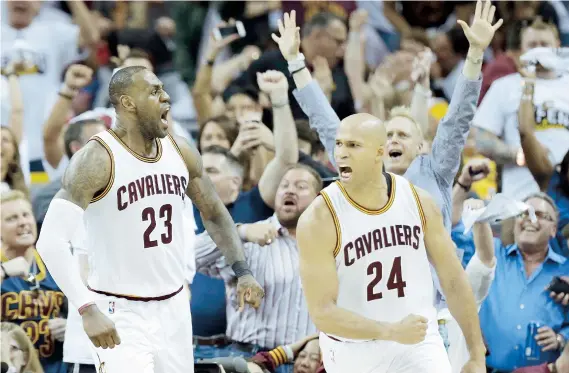  ??  ?? LeBron James y Richard Jefferson celebran un canasto del primero durante la segunda mitad del primer partido de la serie de primera ronda entre los Pacers de Indiana y los Cavaliers de Cleveland.