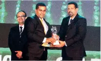  ??  ?? Laugfs Gas Deputy General Manager Modern Trade, Adrian Samaraseka­ra receiving award