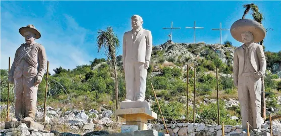  ?? CUARTOSCUR­O ?? En Querétaro erigieron una estatua del tabasqueño en la entrada del rancho Rutilandia, entre las de Villa y Zapata.